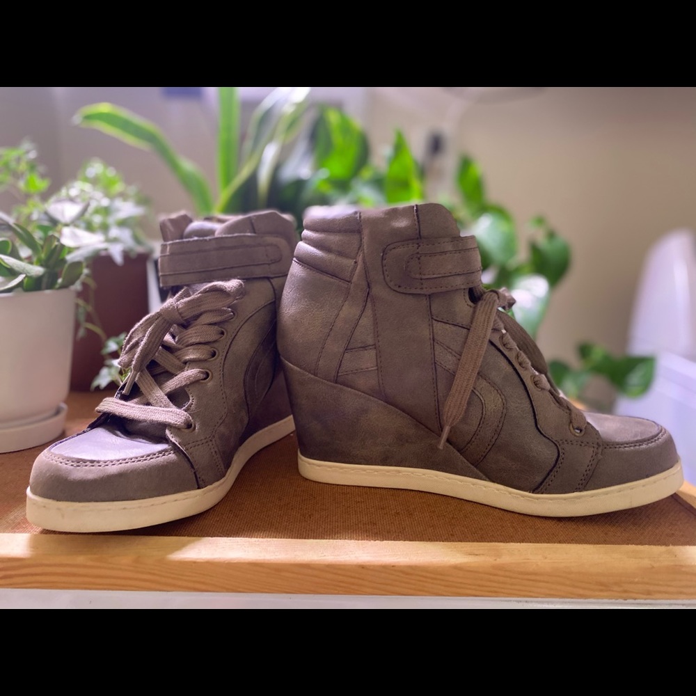 Candies Sneaker Wedge size 9.5